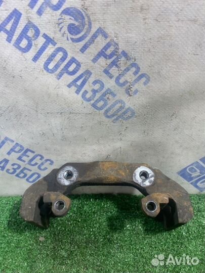 Скоба суппорта передняя правая Ford Fusion хэтчбек