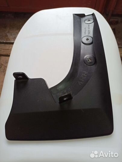 Продам задний правый брызговик RAV 4 / 7662542140