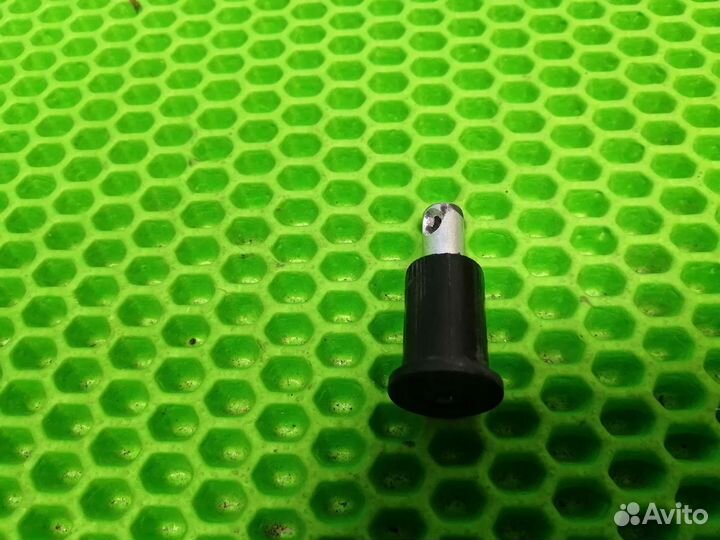 Болт крепления подножки на коляску Yoya