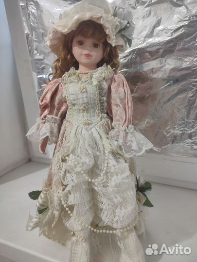 Кукла фарфоровая
