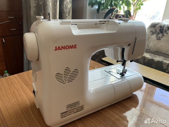 Швейная машина Janome DC4030