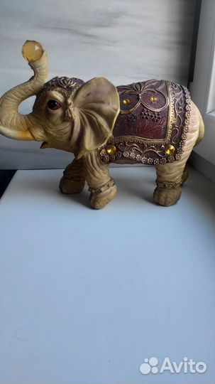 Крупная статуэтка слон, украшенная камнями