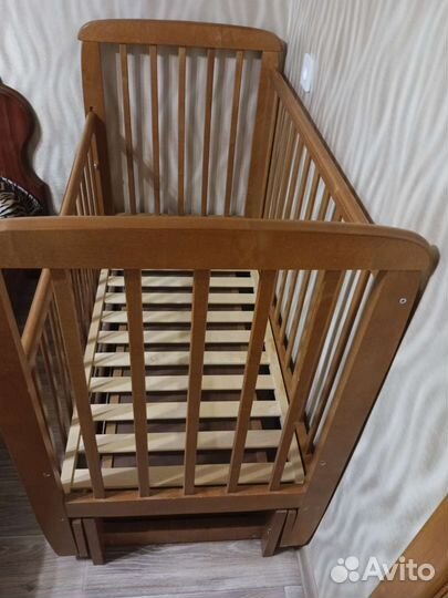 Детская кроватка с маятником