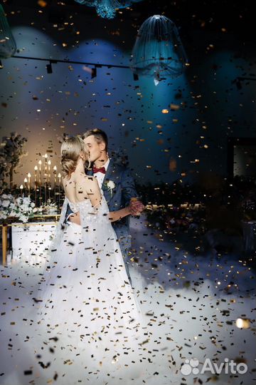 Тяжелый дым, холодные фонтаны, снег, конфетти