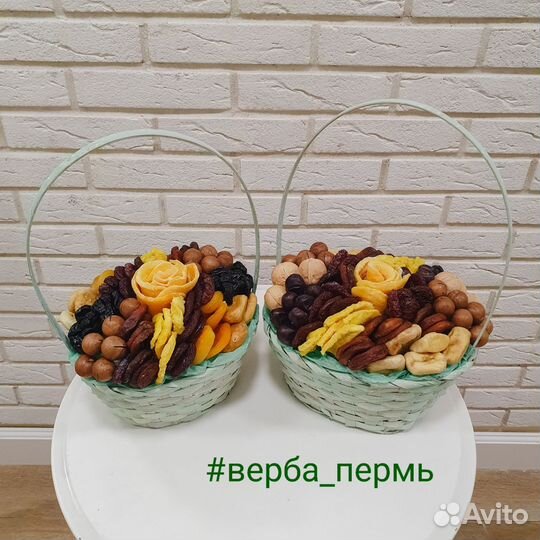 В наличии. Корзина с сухофруктами