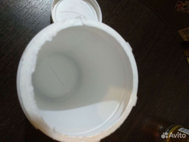 Пластиковые банки с крышкой