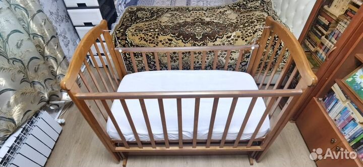 Кроватка с маятником