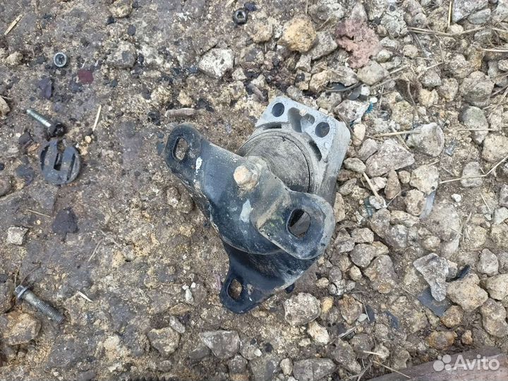 Правая подушка двигателя Ford Mondeo 2 2.0