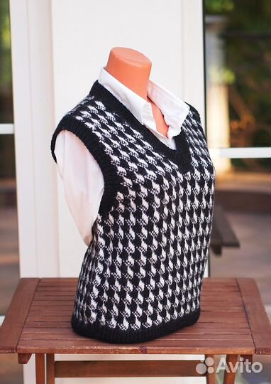 Женский жилет ручной работы