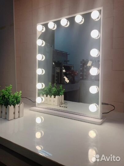 Гримерное зеркало с лампочками