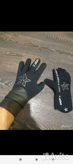 Перчатки, носки, плотик