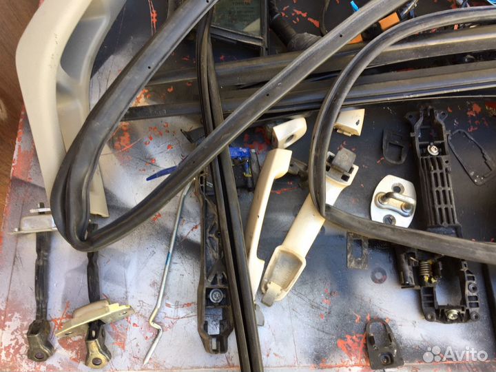 Запчасти на двери левая сторона, Тойота Витц,Ярис