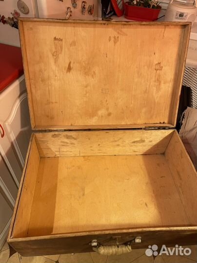 Чемодан деревянный, прялка старинные