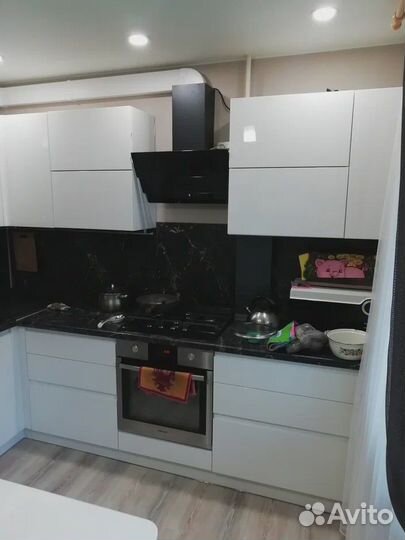 Чёрно-белая кухня в современном стиле