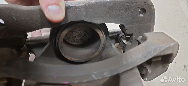 Суппорт тормозной перед toyota Noah,Voxy,Esquire