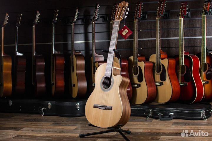 Классическая гитара со звукоснимателем Alhambra +