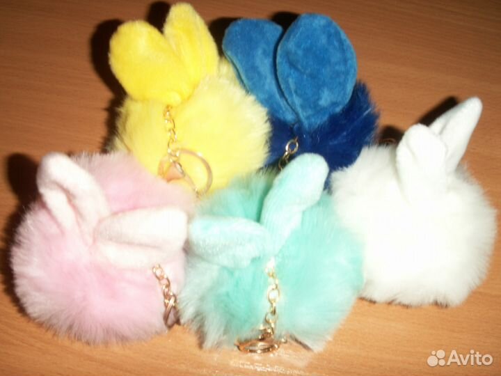 Брелок помпон с заячьими ушками