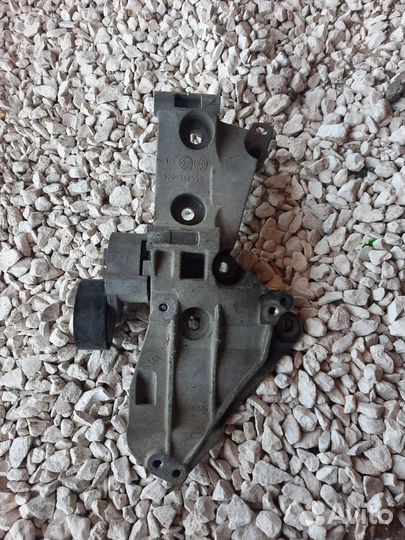 Кронштейн крепления генератора Рено Логан