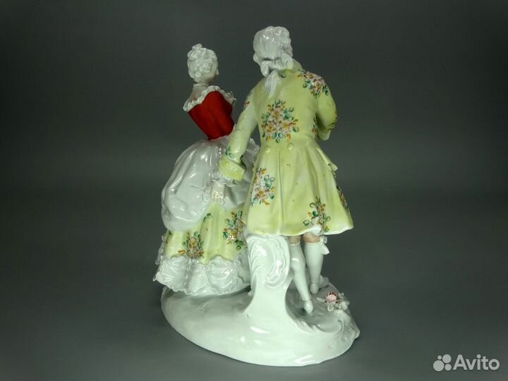 Фарфоровая статуэтка влюбленная пара