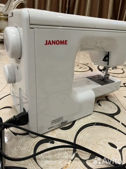 Швейная машина Janome
