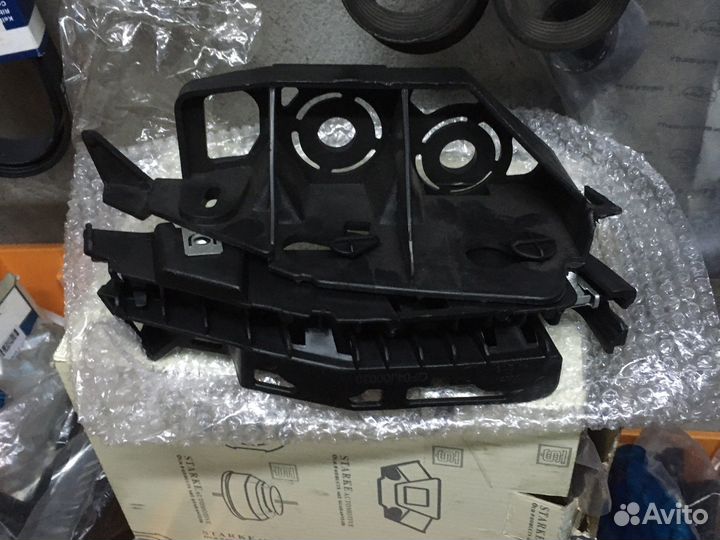 Кронштейн бампер-крыло правый Peugeot 408