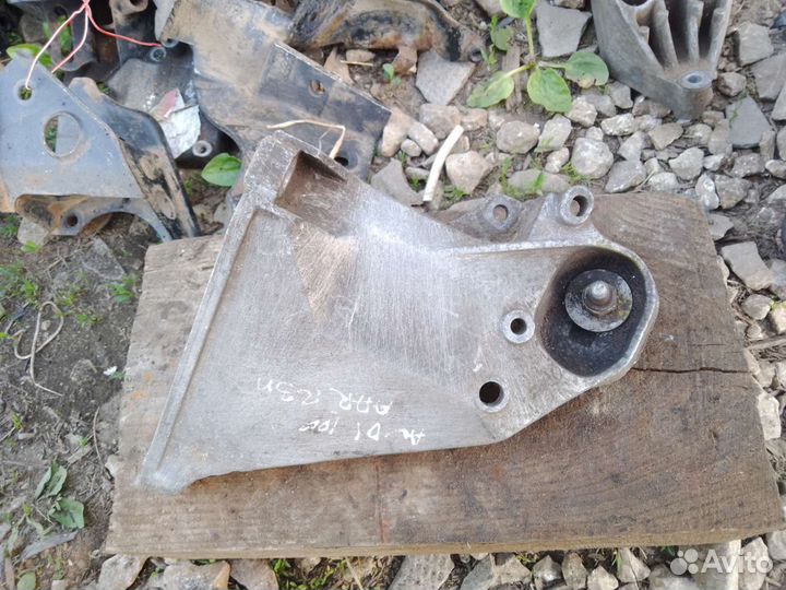Кронштейн двигателя правый Audi 100c4