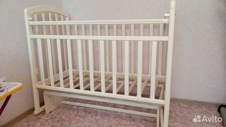 Детская кроватка с поперечным маятником