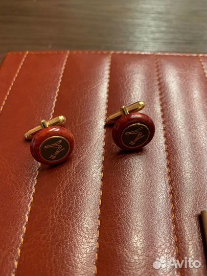 Запонки Hennesi