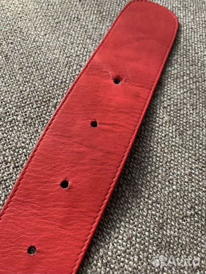 Красный ремень с цветочной пряжкой