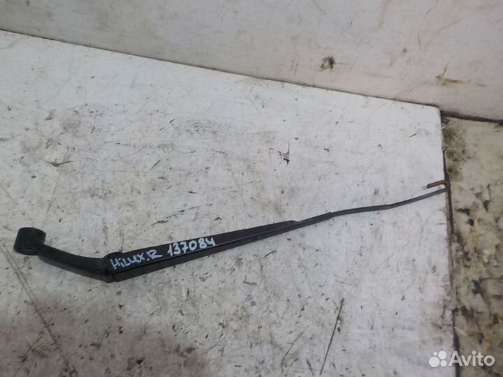 Поводок стеклоочистителя правый Toyota Hilux