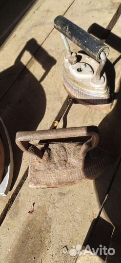 Старинный утюг на углях