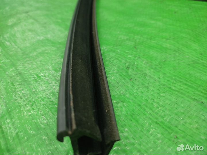 Уплотнитель стекла двери прав. перед. BMW X5