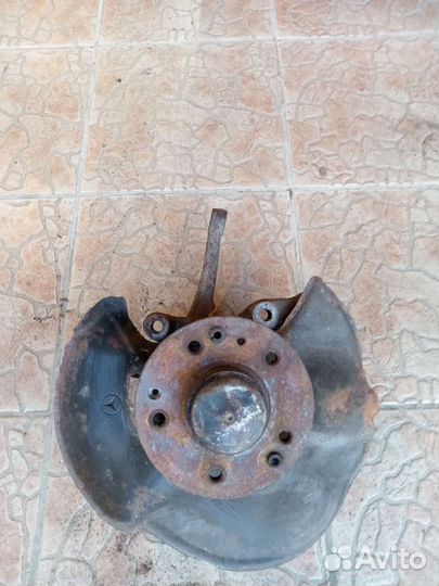 Кулак поворотный правый на мерседес 124