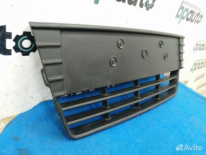 Решетка переднего бампера центральная матовая