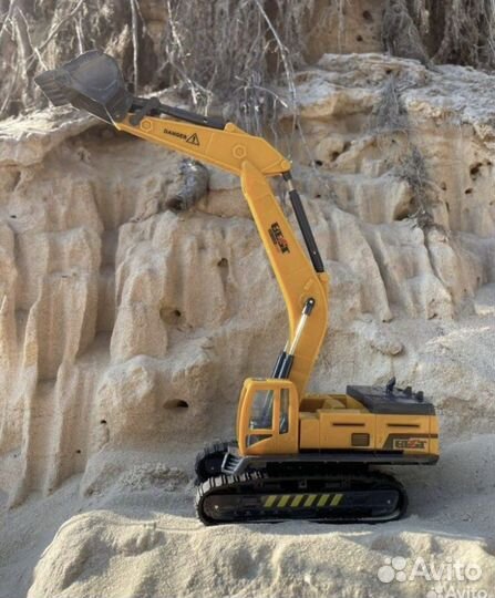 Экскаватор на пульте управления детский