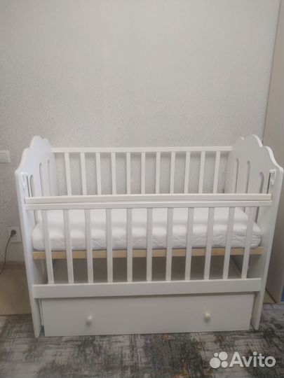 Детская кроватка с поперечным маятником