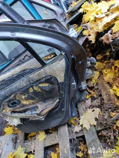 Задняя правая дверь Hyundai elantra 1995-2000