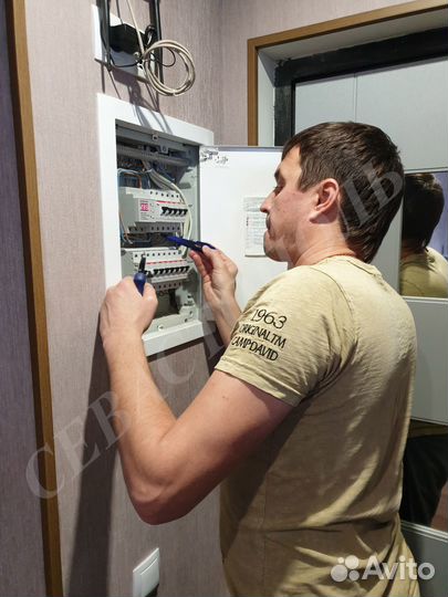 Услуги электрика, Электрик