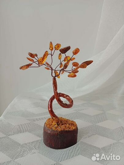 Сувениры: кувшинчики, янтарное дерево