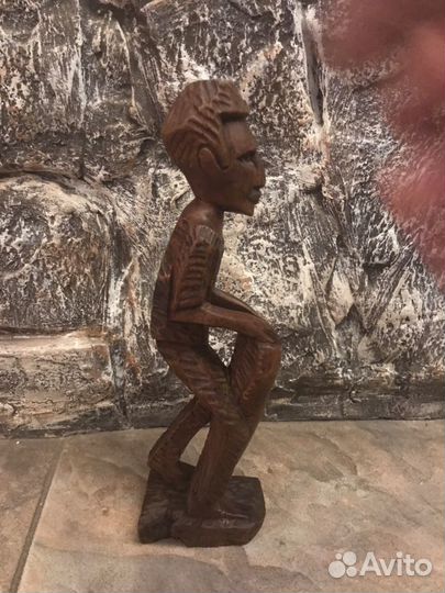Старенькая статуэтка Африка. Мужчина с барабаном