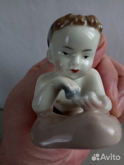 Мальчик с камушком лфз