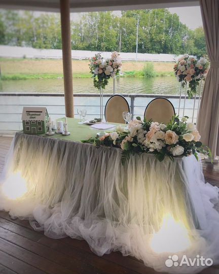 Цветочные стойки, цветы на президиум