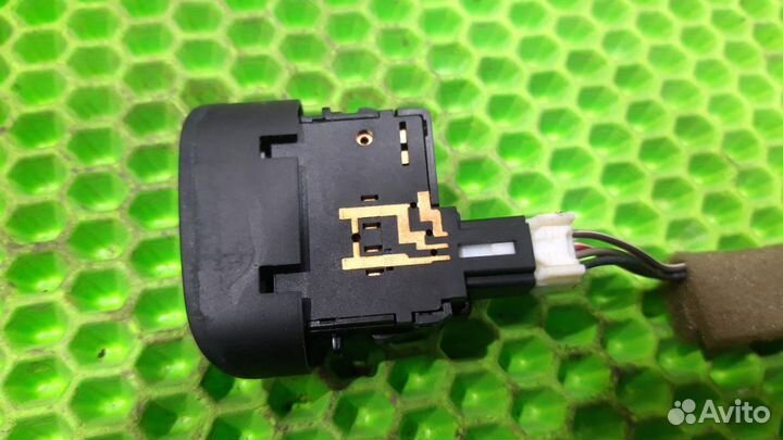 Кнопка центрального замка Nissan Almera Classic