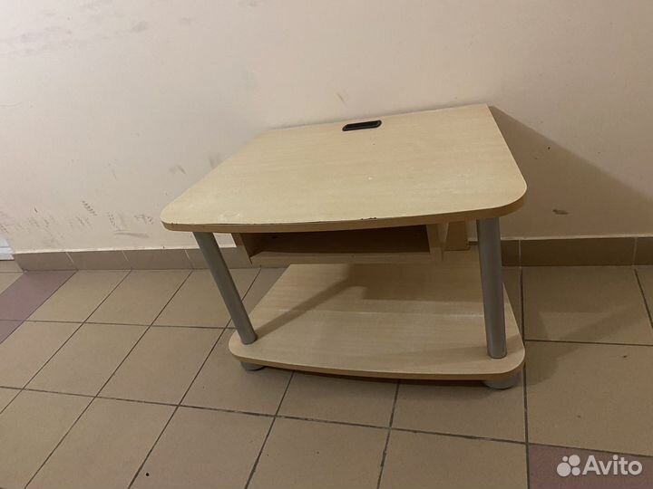 Столик на роликах