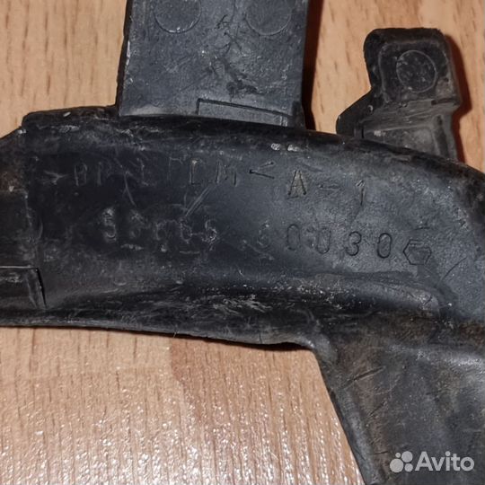 Уплотнитель лобового уголок жабо Toyota Lexus