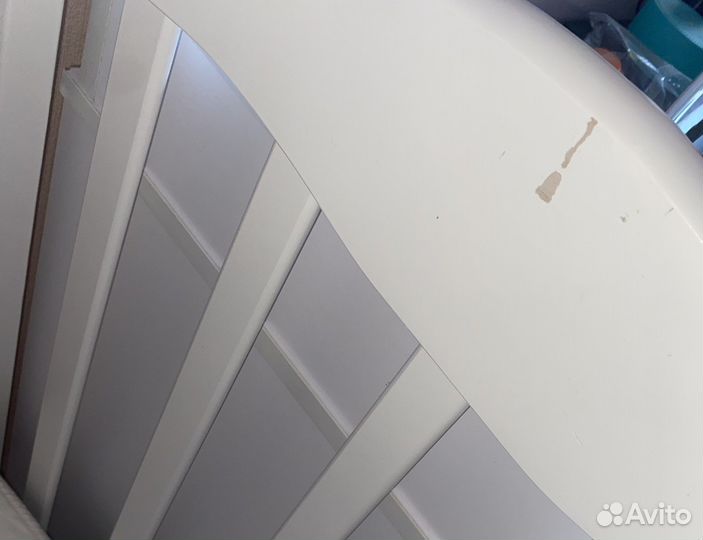 Детская кроватка с маятником белая