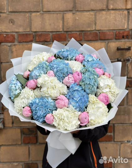 Букет из гортензии и пионы