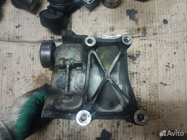 Кронштейн генератора 2.0 CRDi D4EA Hyundai Kia