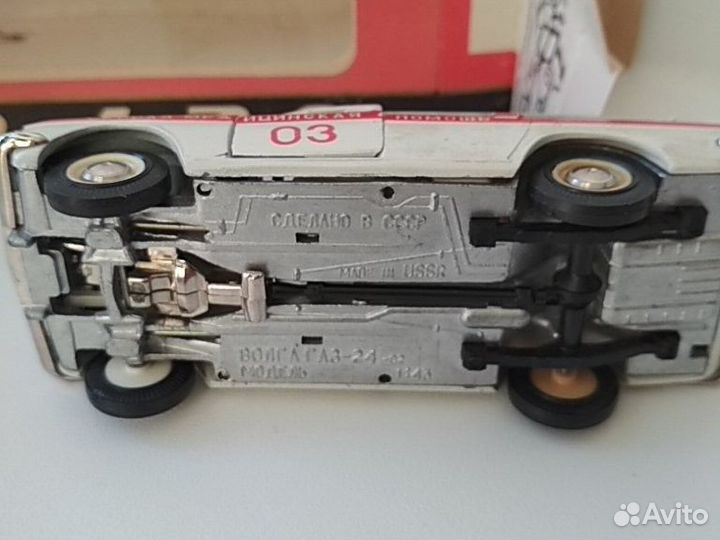 Модель автомобиля 1:43