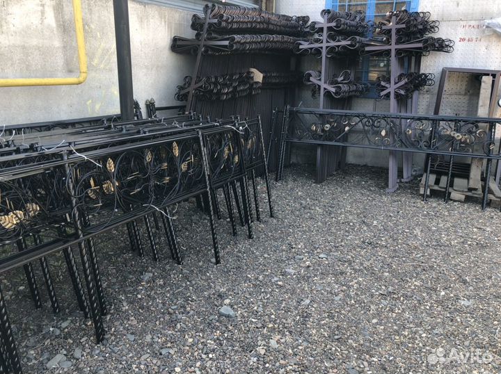 Ограда, крест, цветник, стол, лавочка